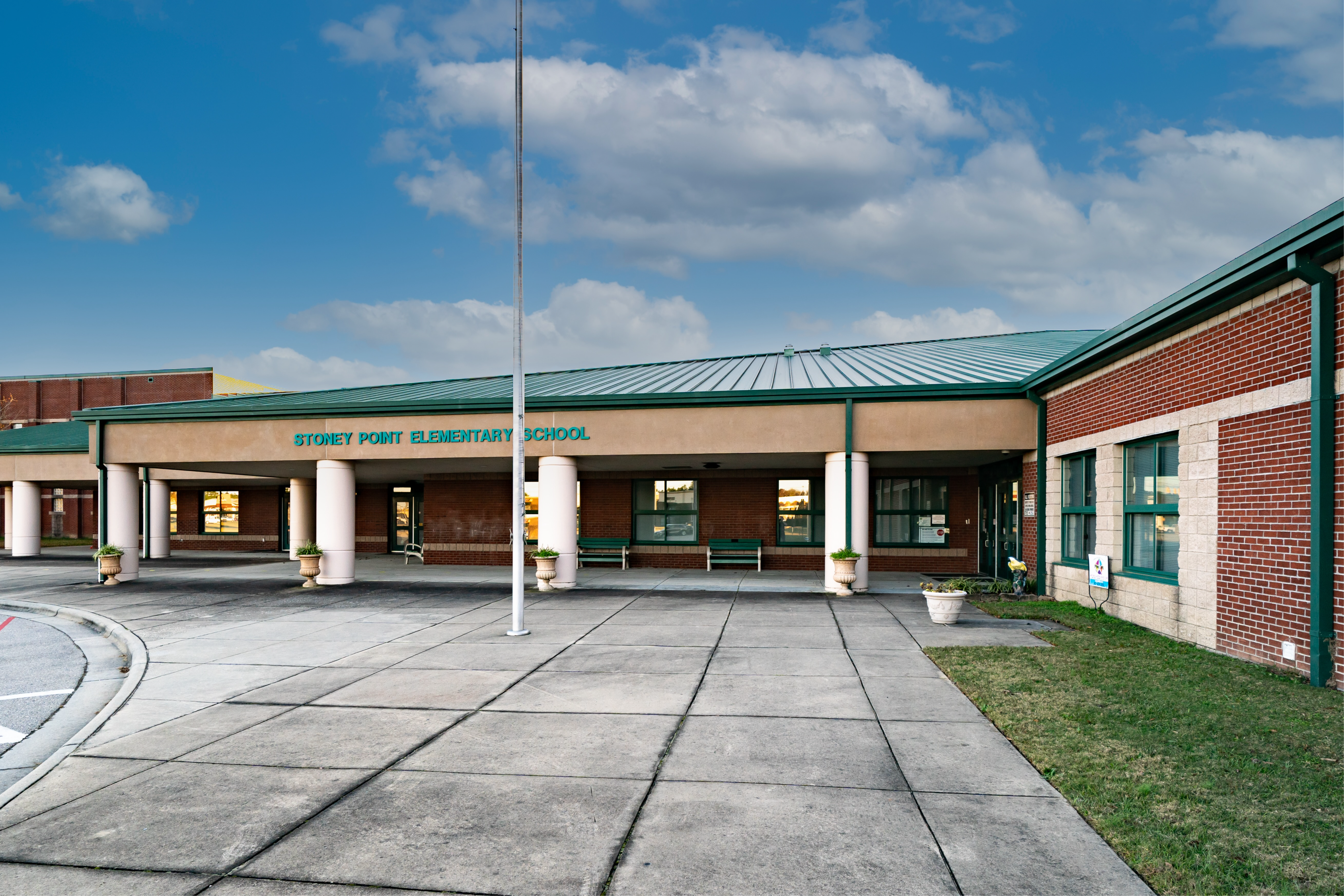 A photo of the front of stoney point elementary