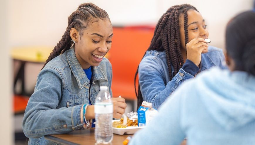 image of students eating lunch.