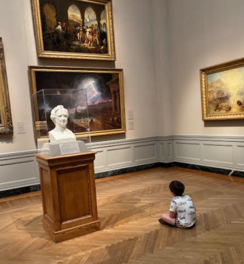 A child looks at art 