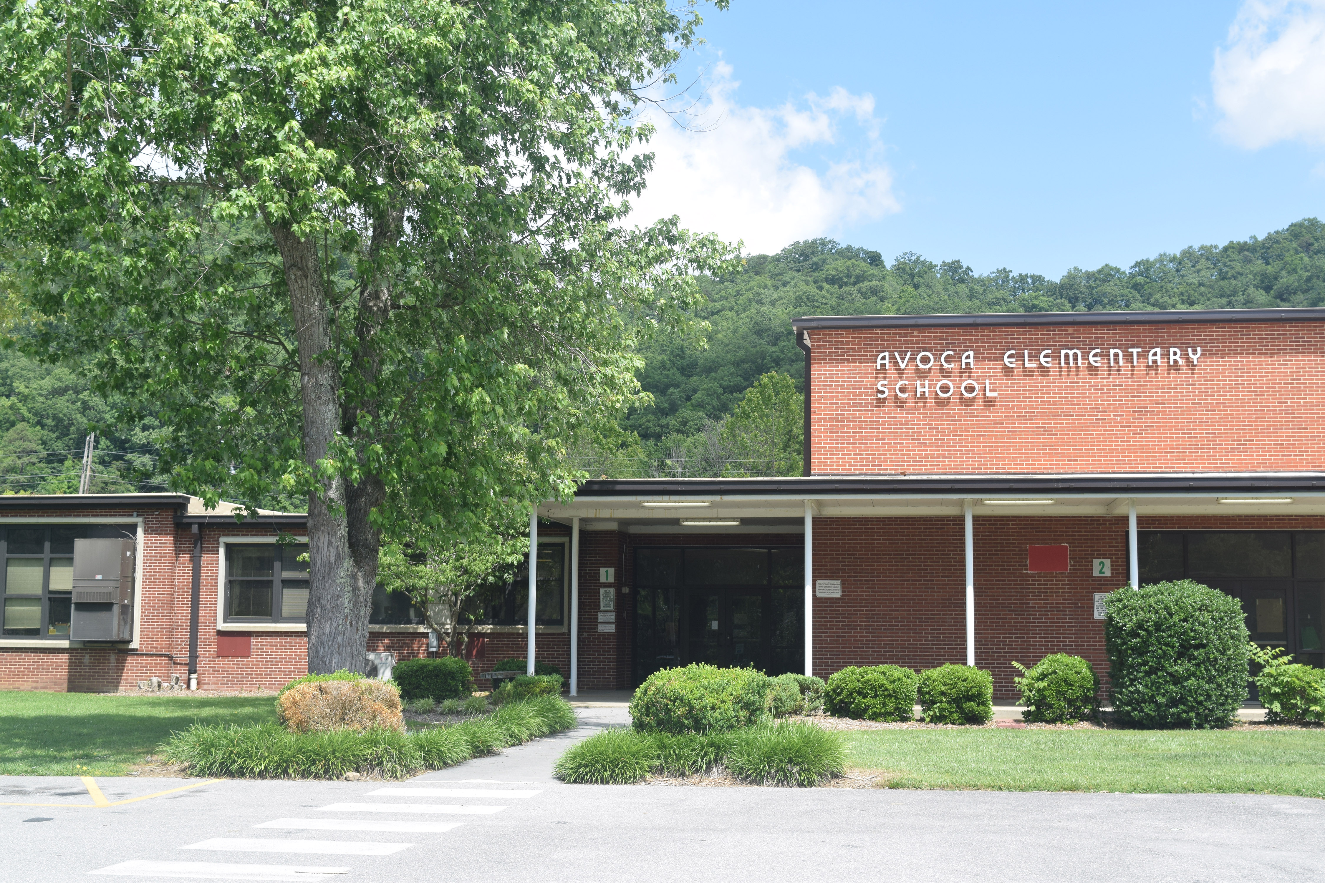 An image of the front of Avoca Elementary School