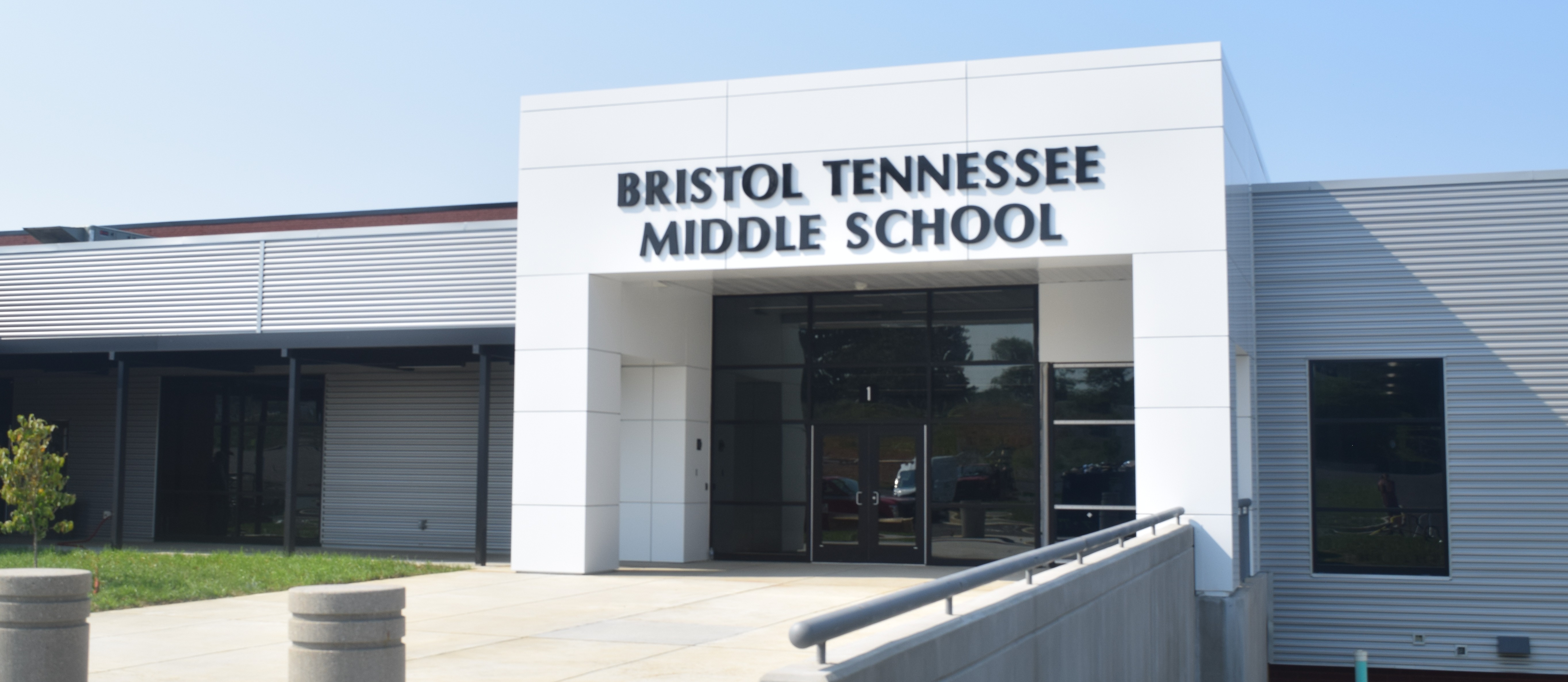 An image of the front of Bristol Tennessee Middle School