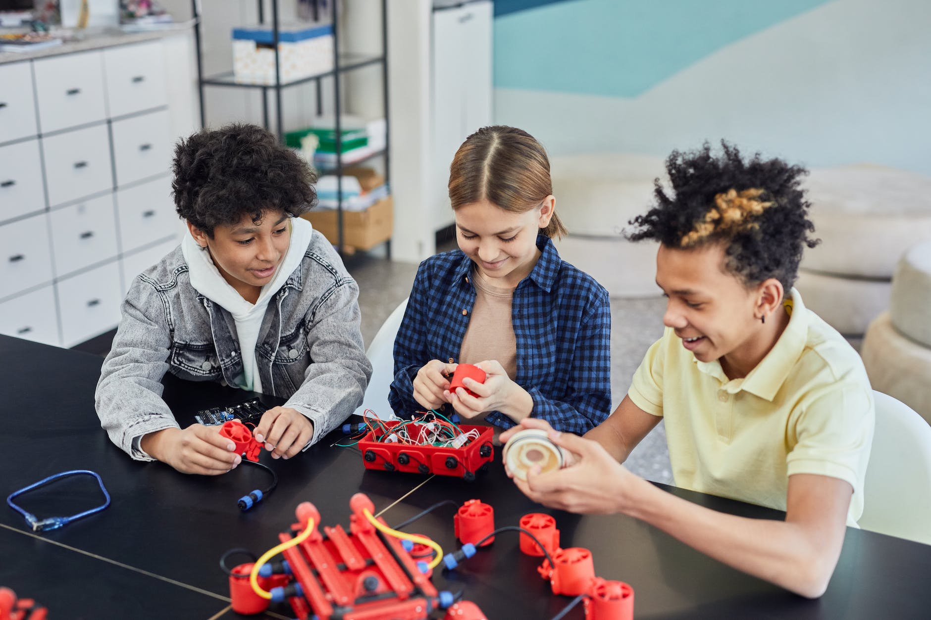 young children doing robotics together