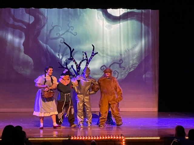 Wizard of Oz Four main characters journey to Oz