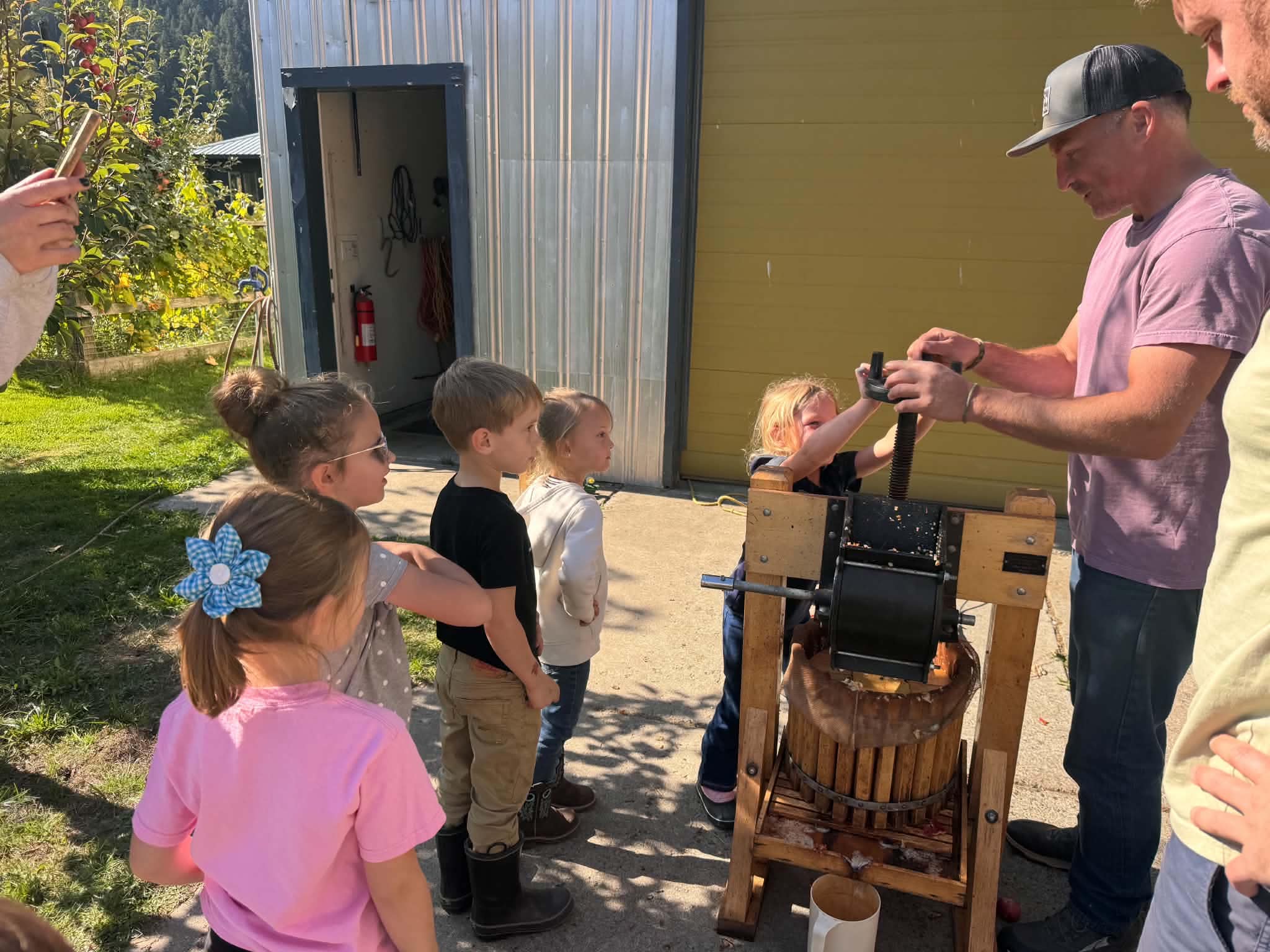 students on field trip to farm