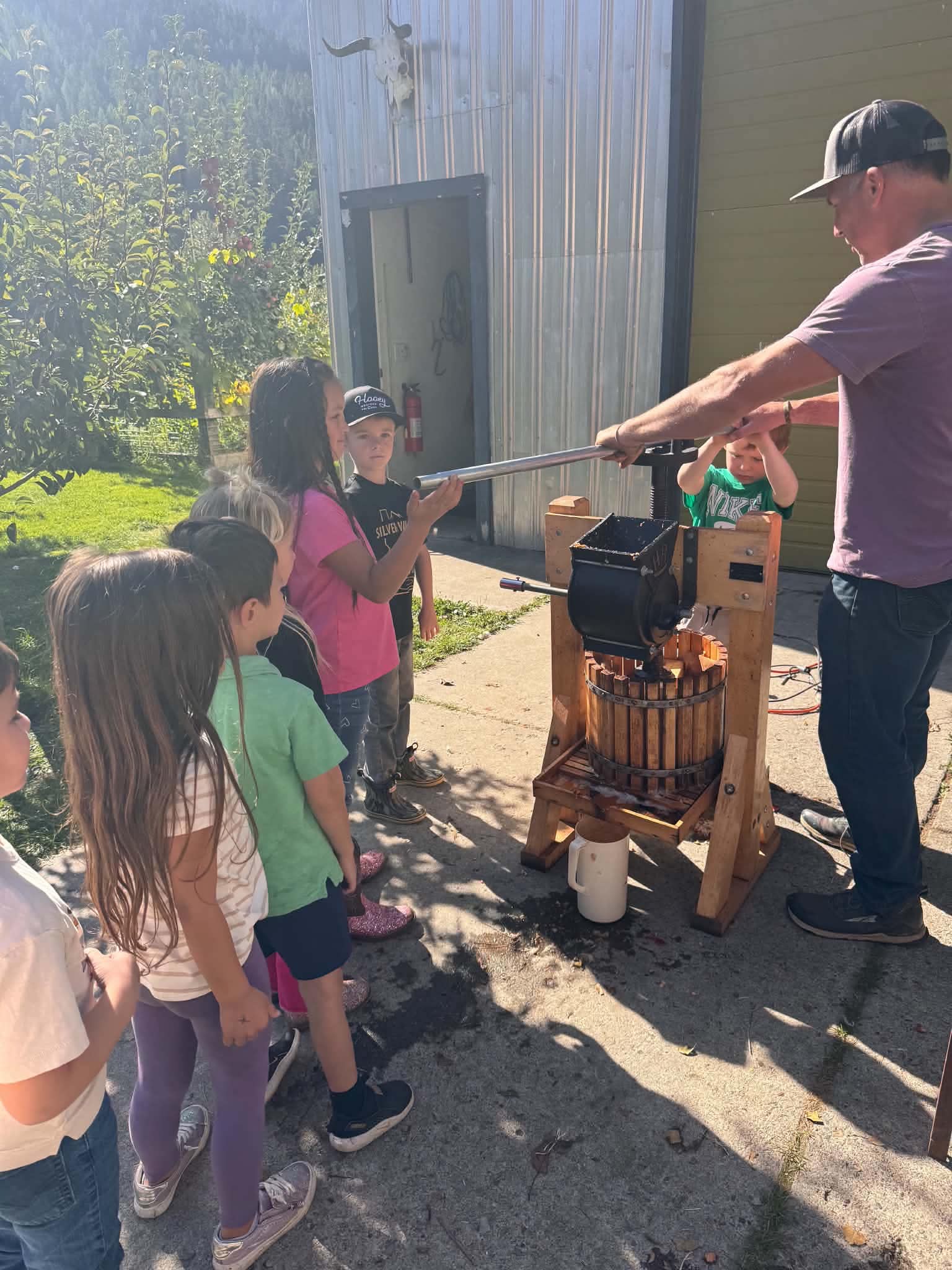 students on field trip to farm