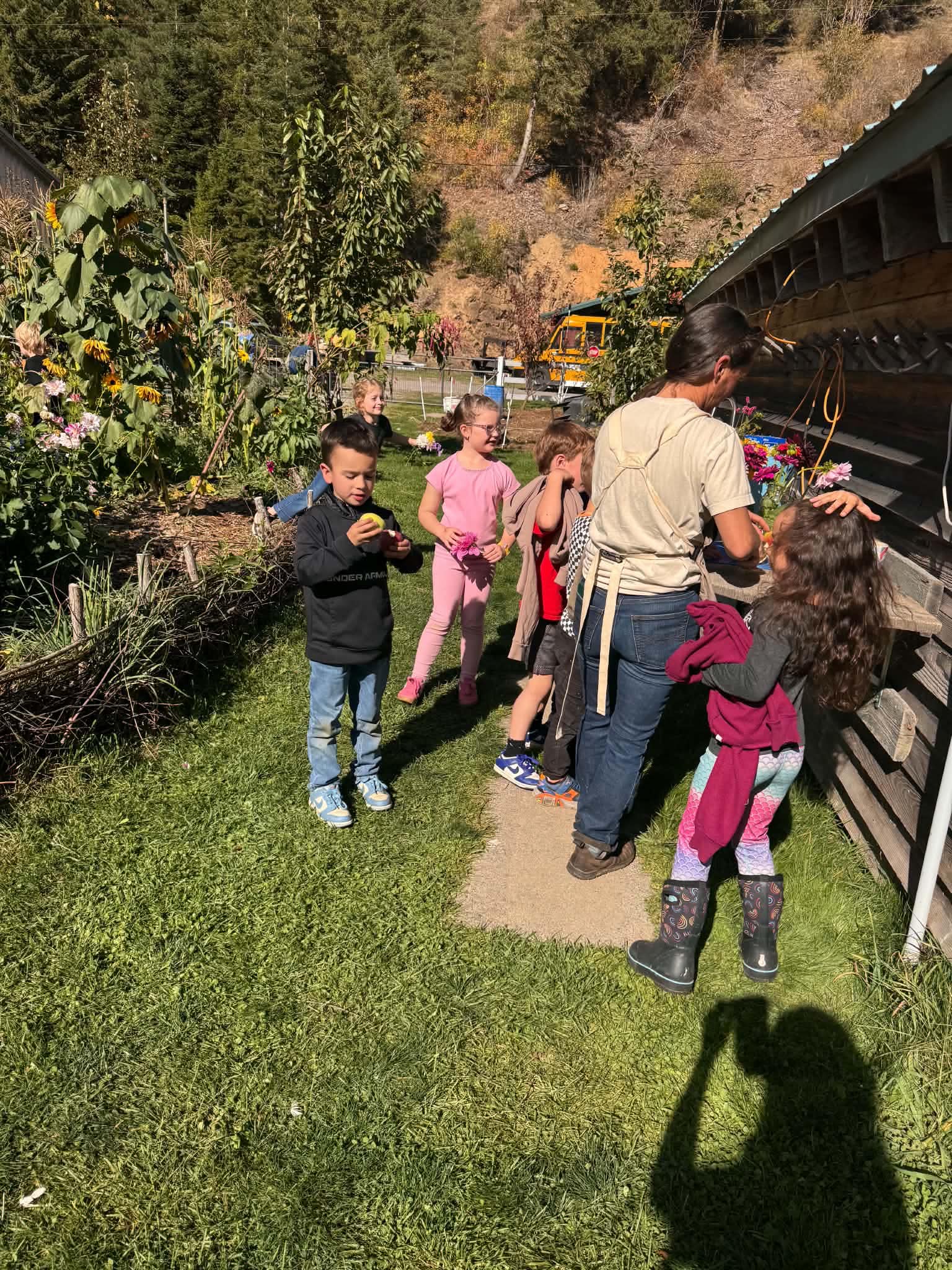students on field trip to farm