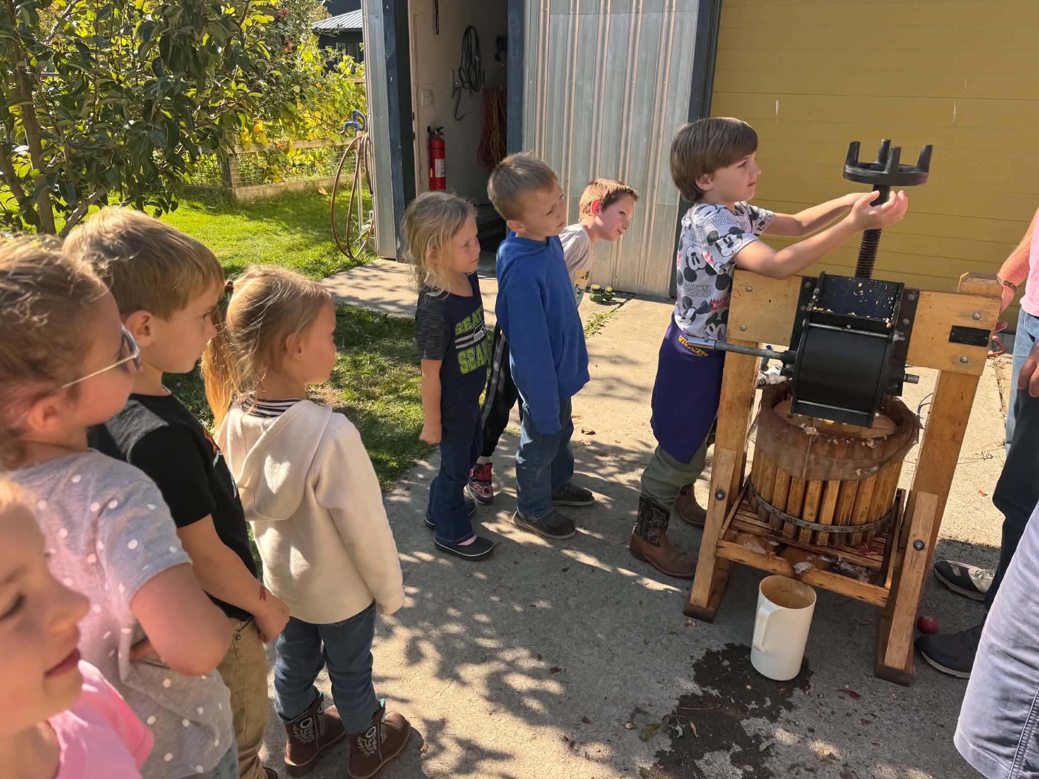 students on field trip to farm