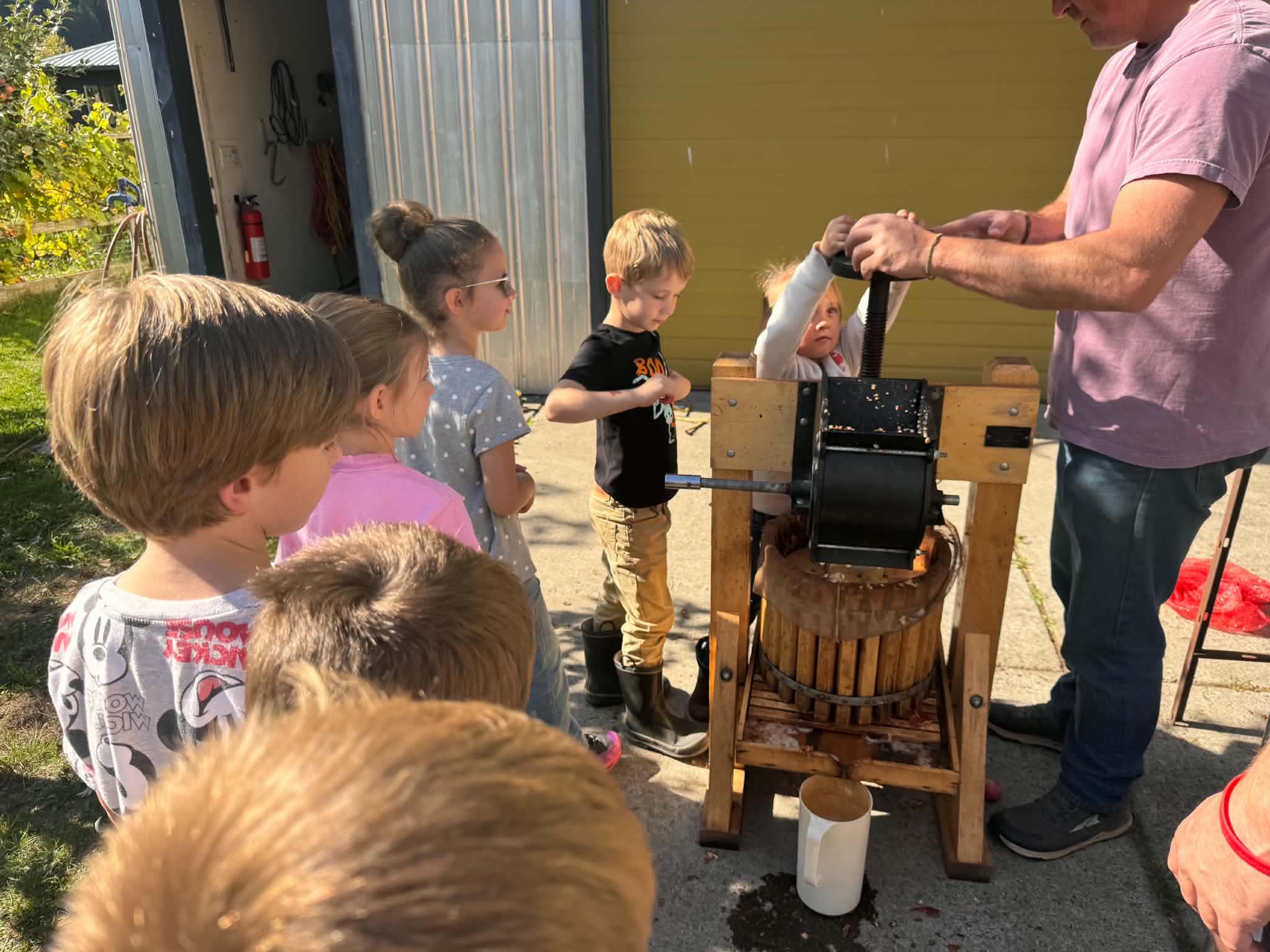 students on field trip to farm
