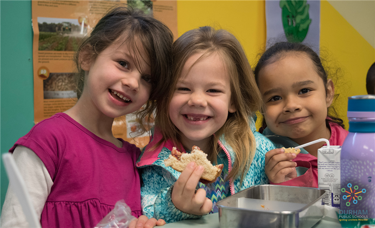 kids eating lunch