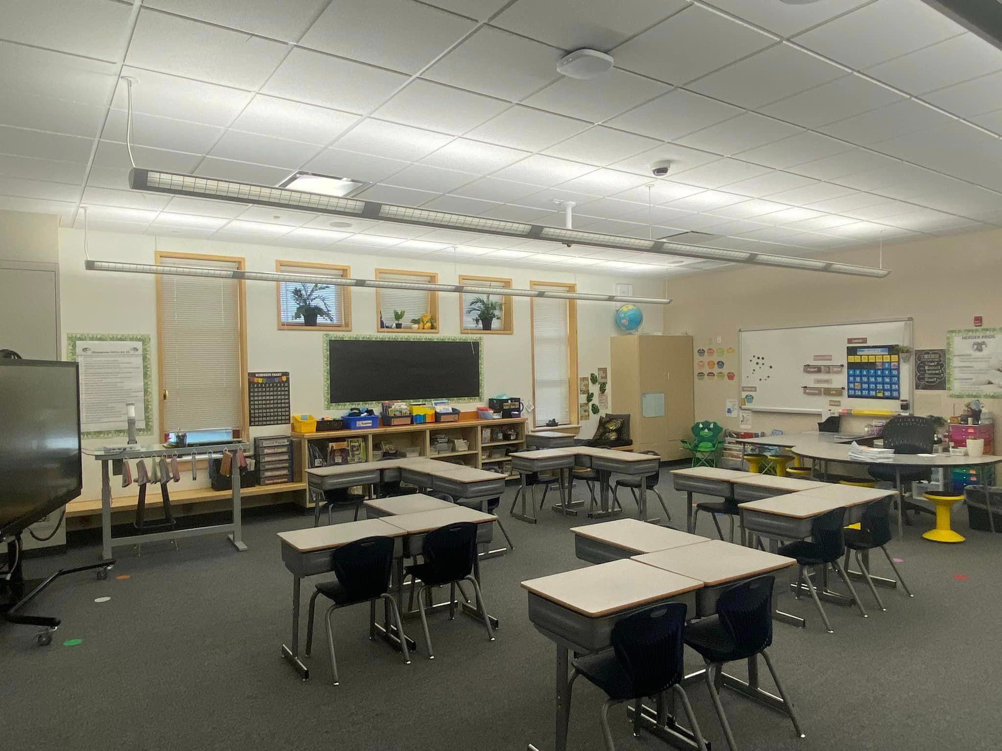 Picture of an empty classroom 