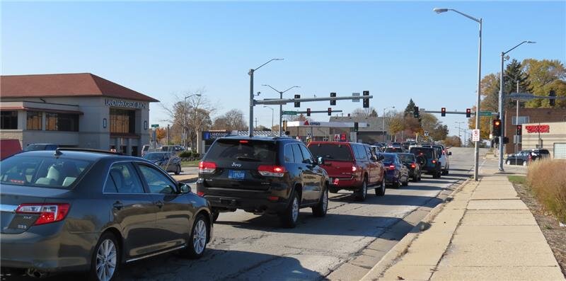  A line of cars at the intersection of West and North Avenues in Chicago