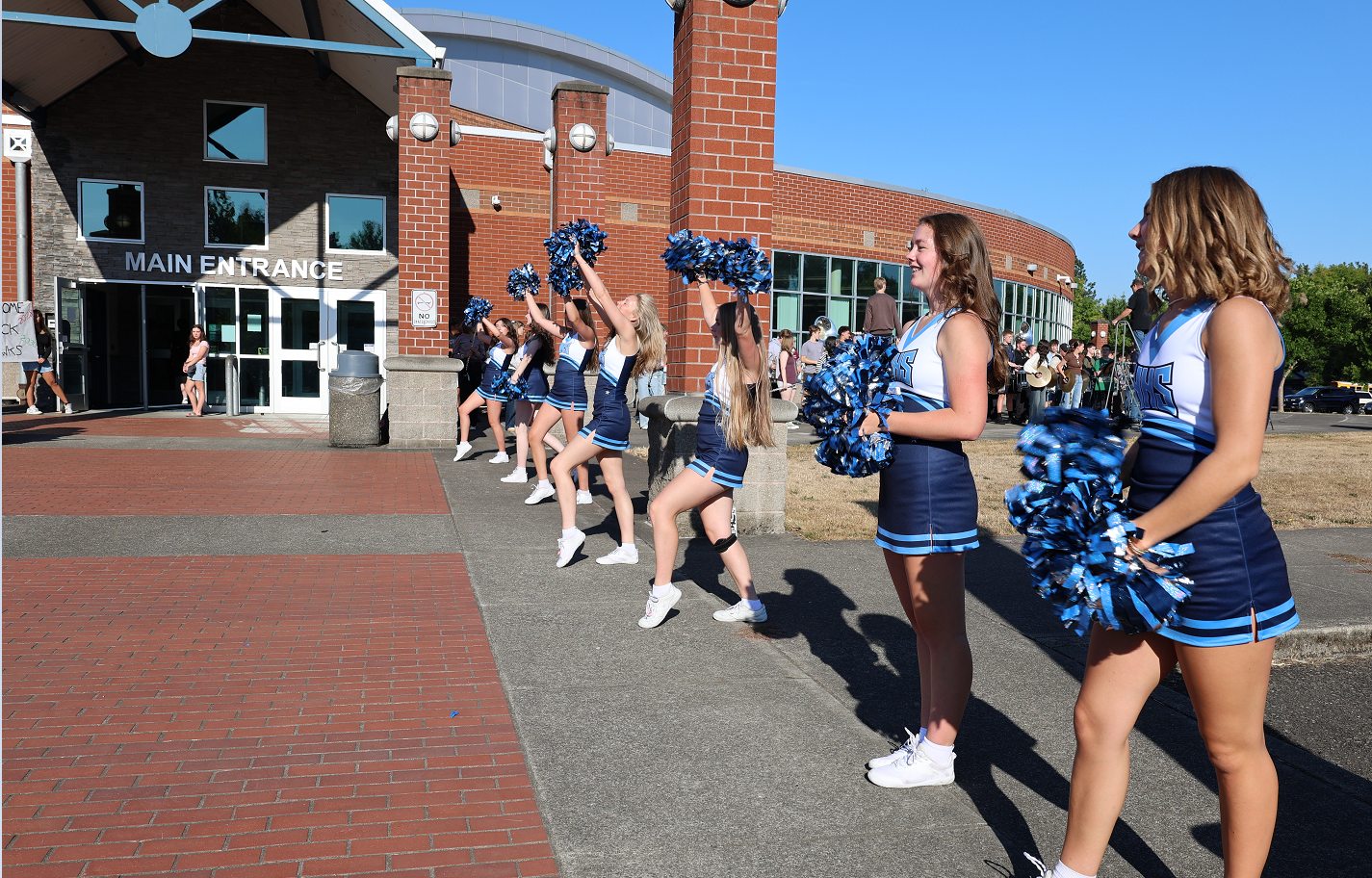 Photo of HHS Cheer and Band on 1st Day of School