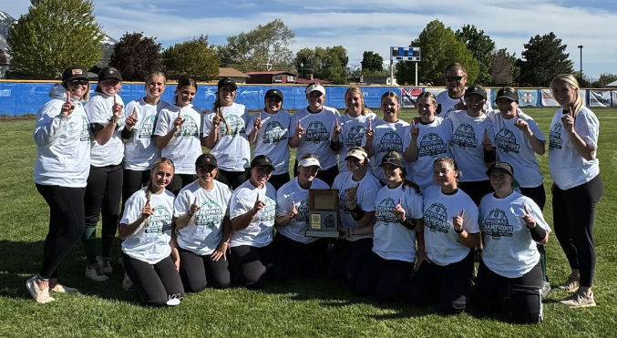 softball team posing for a picture