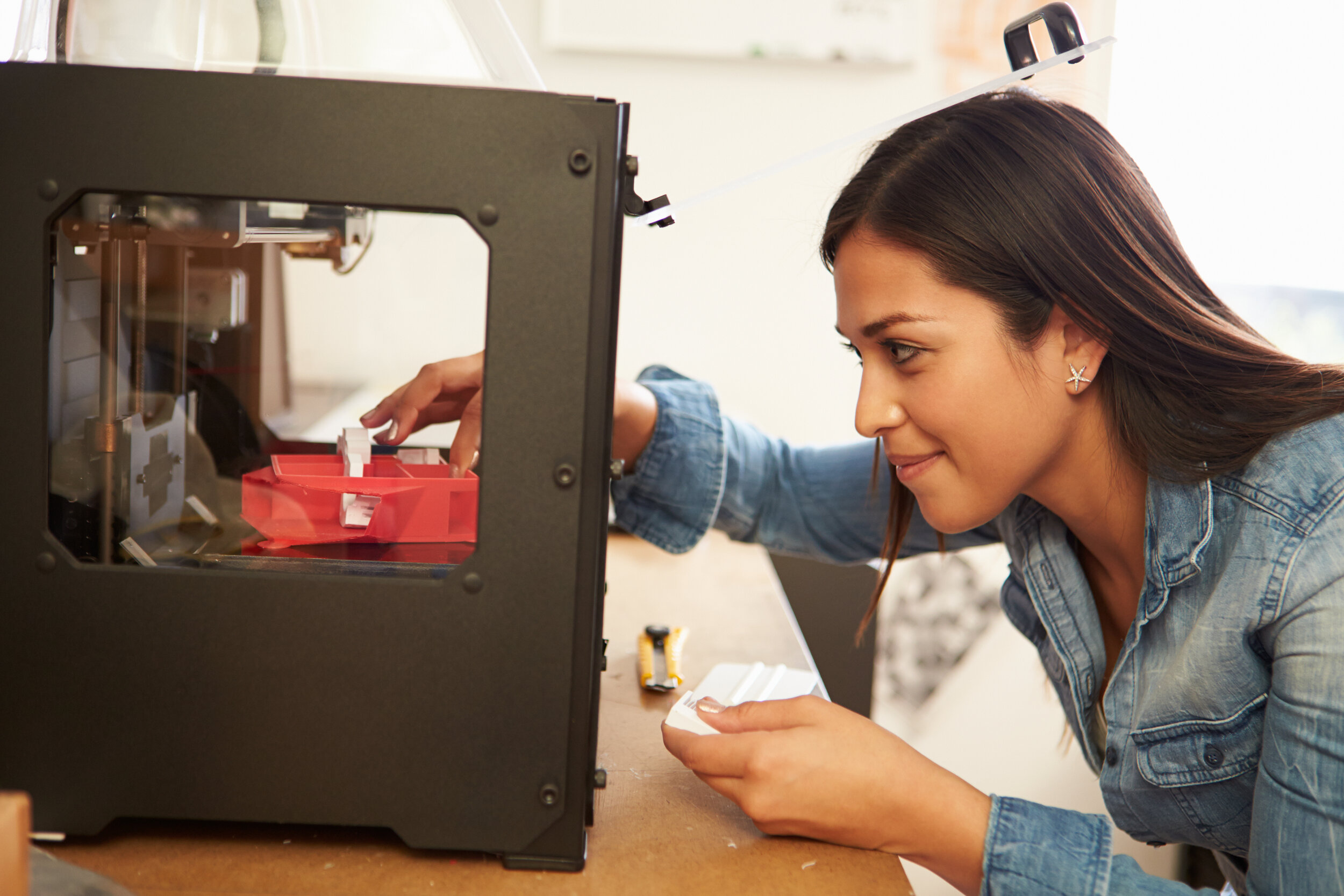 Girl using the 3d printer