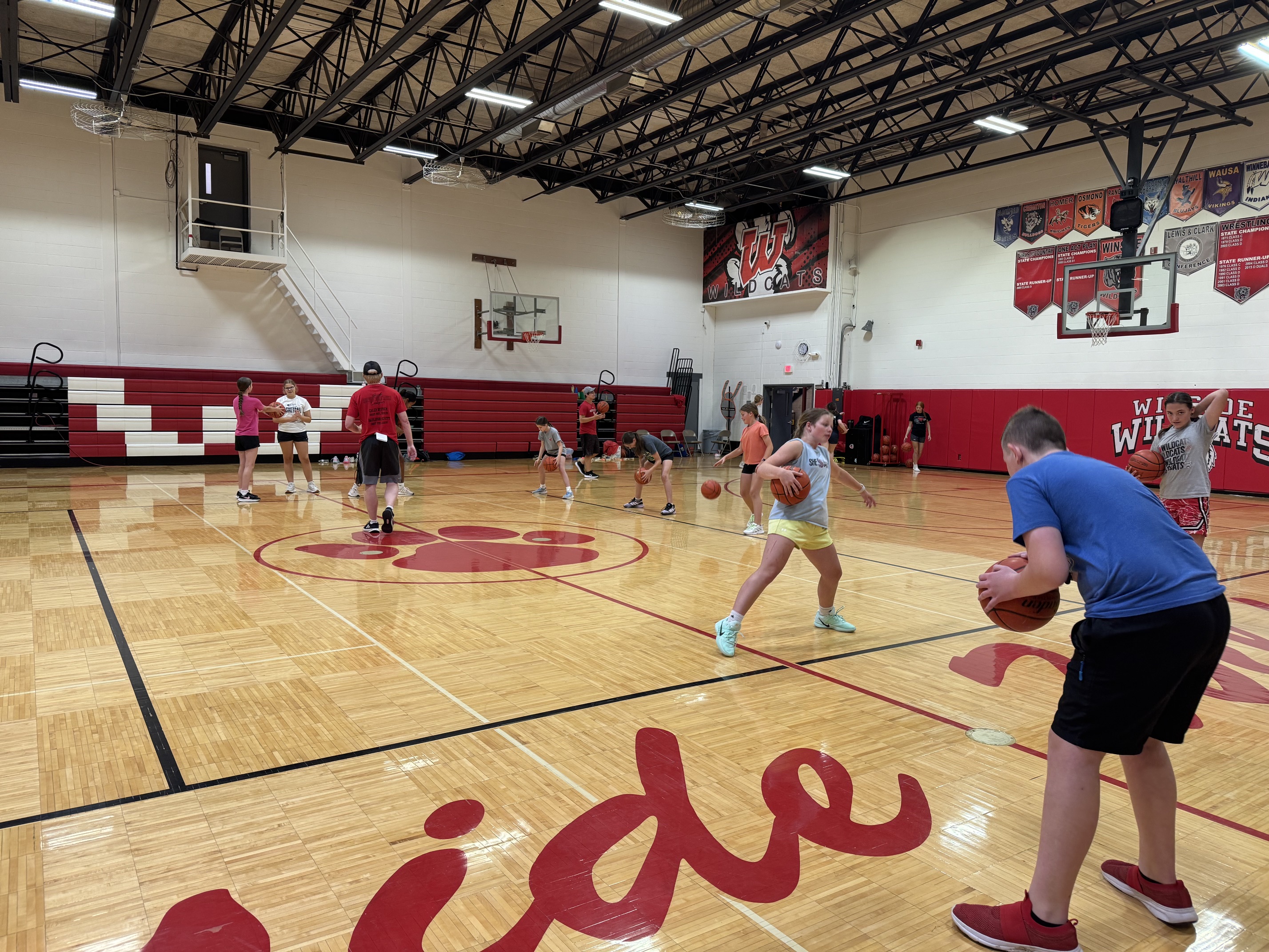 Elementary Students with high school students and coaches at BB Camp