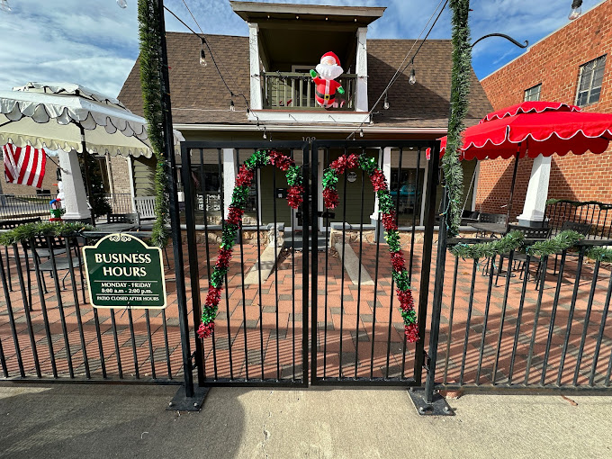 restaurant with fence 