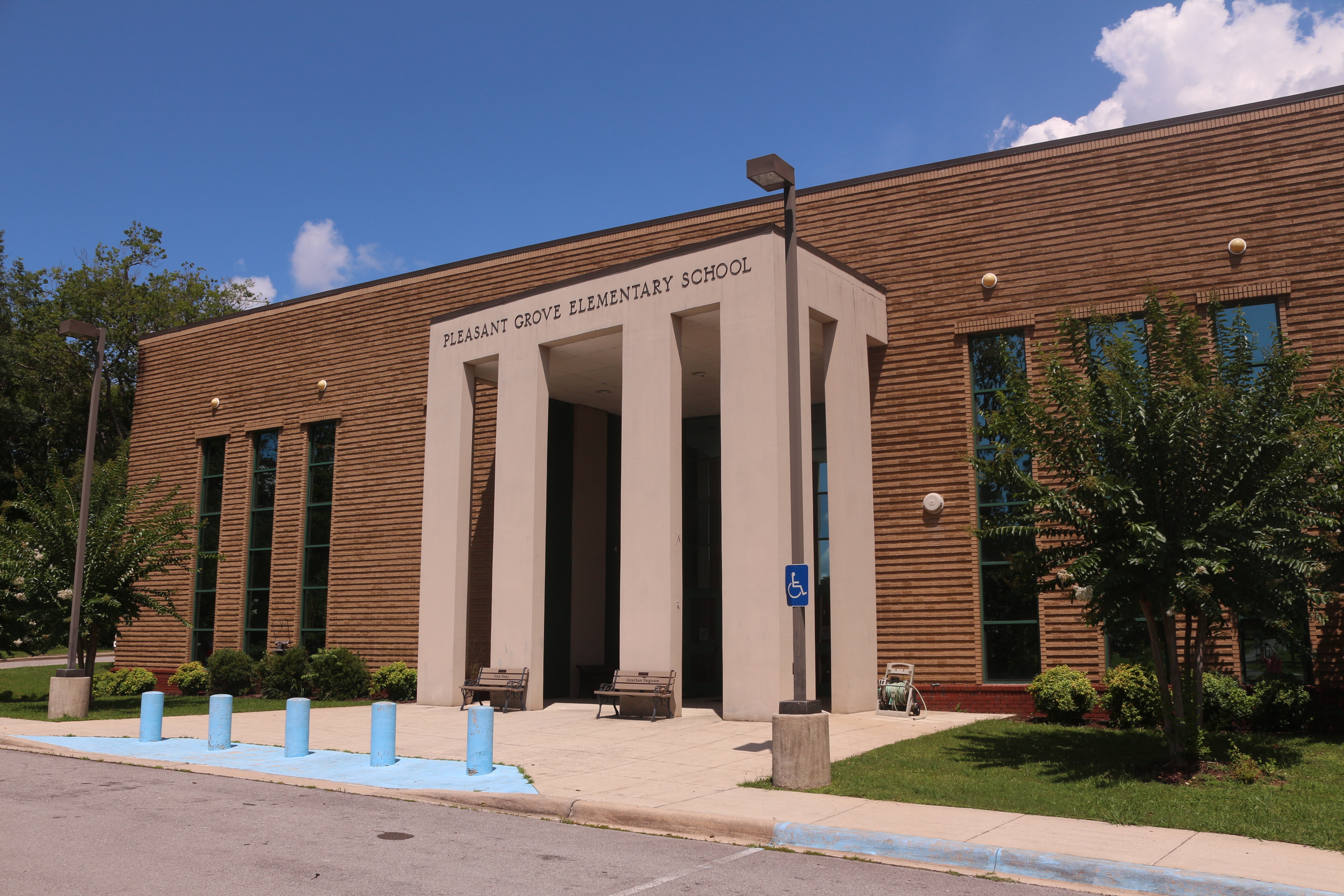 A picture of the front of Pleasant Grove Elementary School