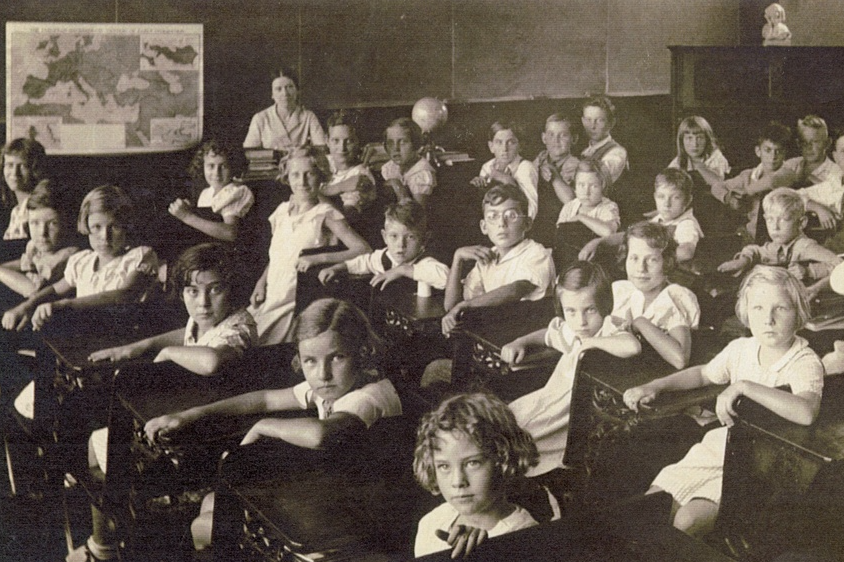 Photograph of children in a 1940s classroom