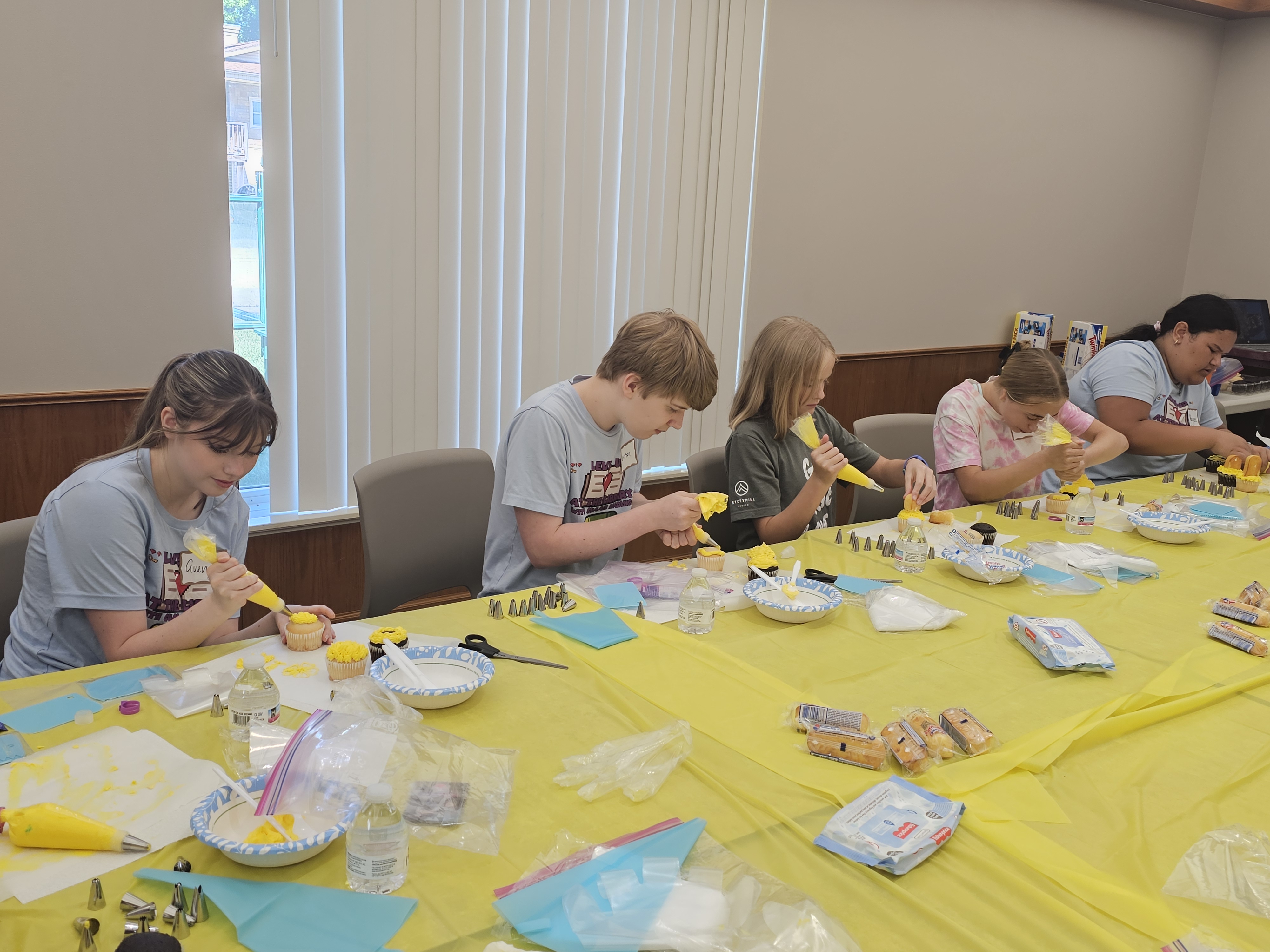 Kids decorating cupcakes