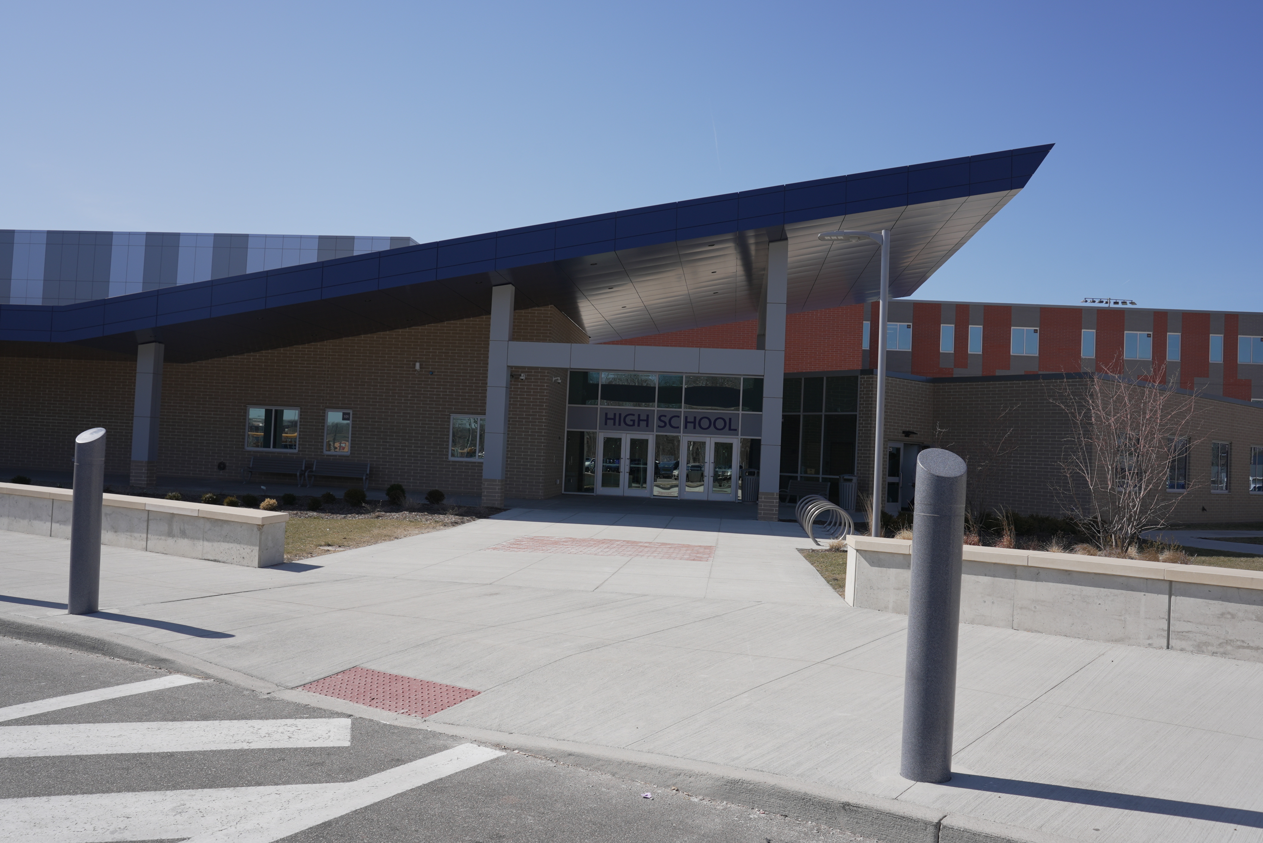 image of the outside of the warrensville heights high school building