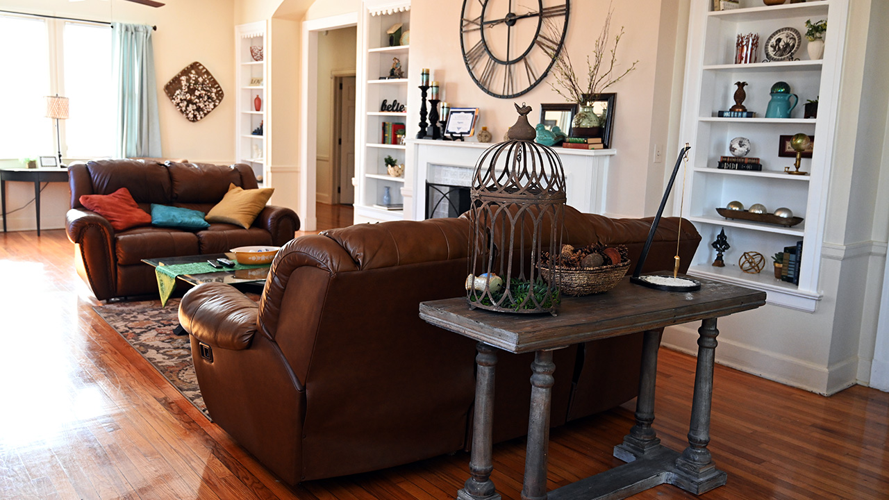 The living room at Huguenot Residence Hall