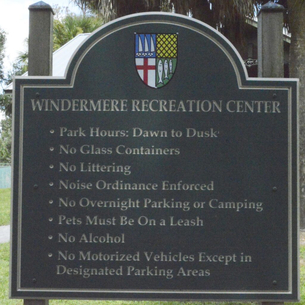 A sign at the Windermere Recreation Center listing park rules and hours, including no glass containers, no littering, and pets must be on a leash.
