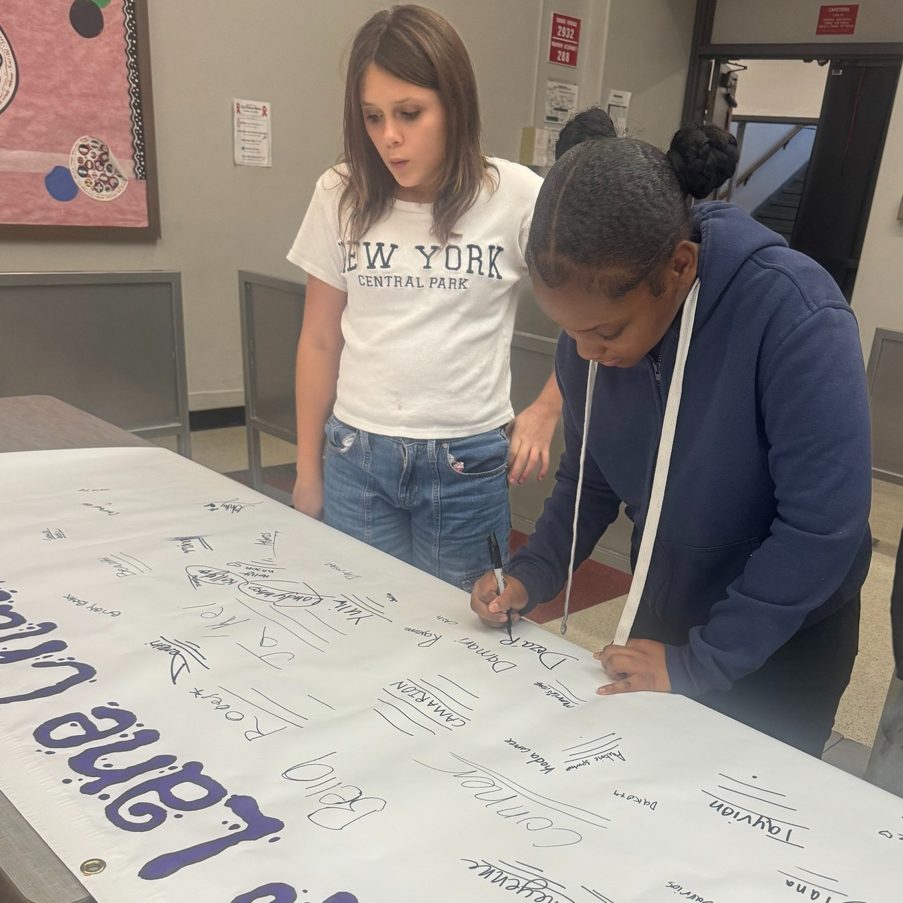 students signing pledge to be drug free