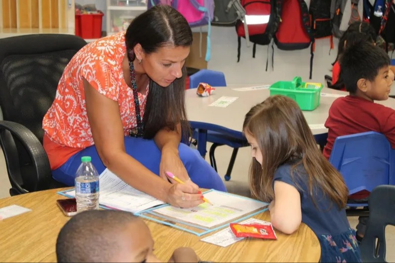 teacher working on a actgivity at the classroom