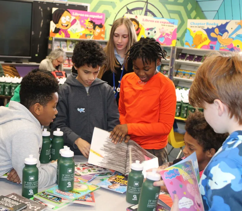 kids in library reading books