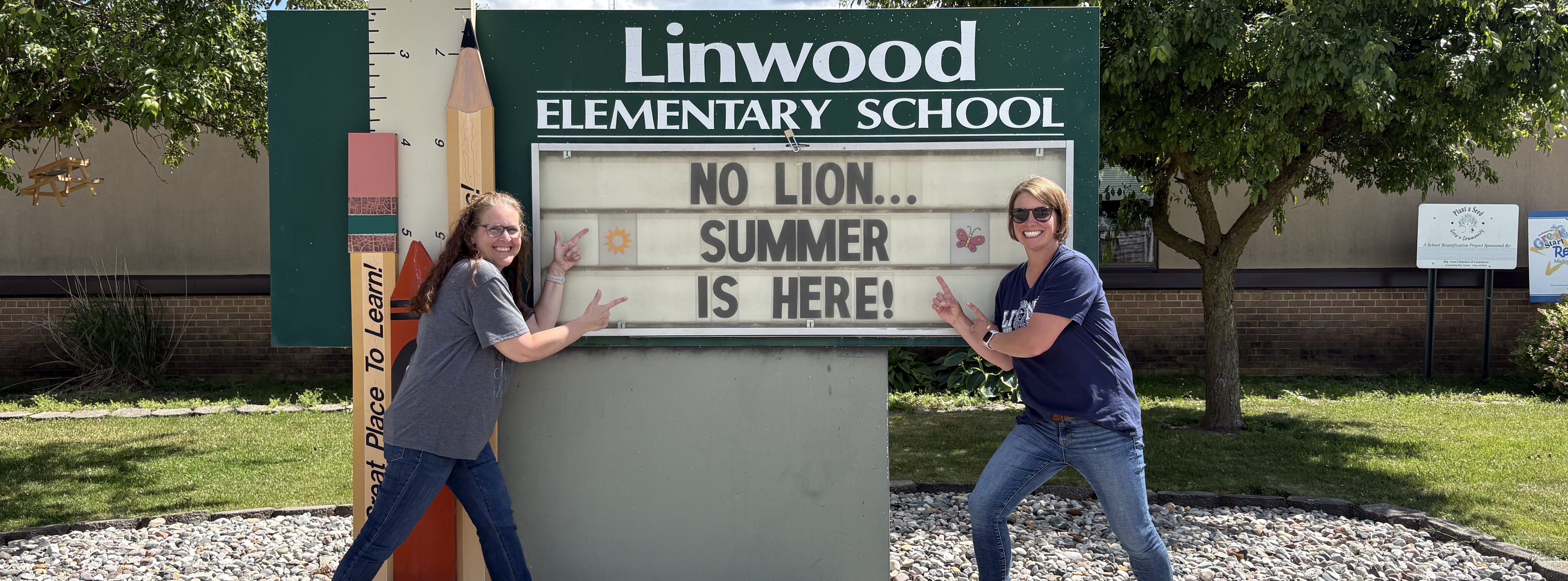 Linwood School Sign says, "Welcome Back" to families.