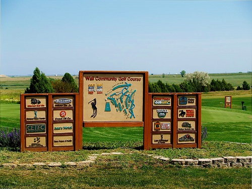 The entrance to the golf course at Buffalo River Resort, featuring lush greenery and welcoming signage.