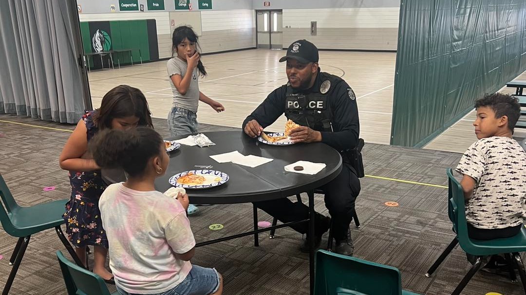 Peoria PD having lunch with students