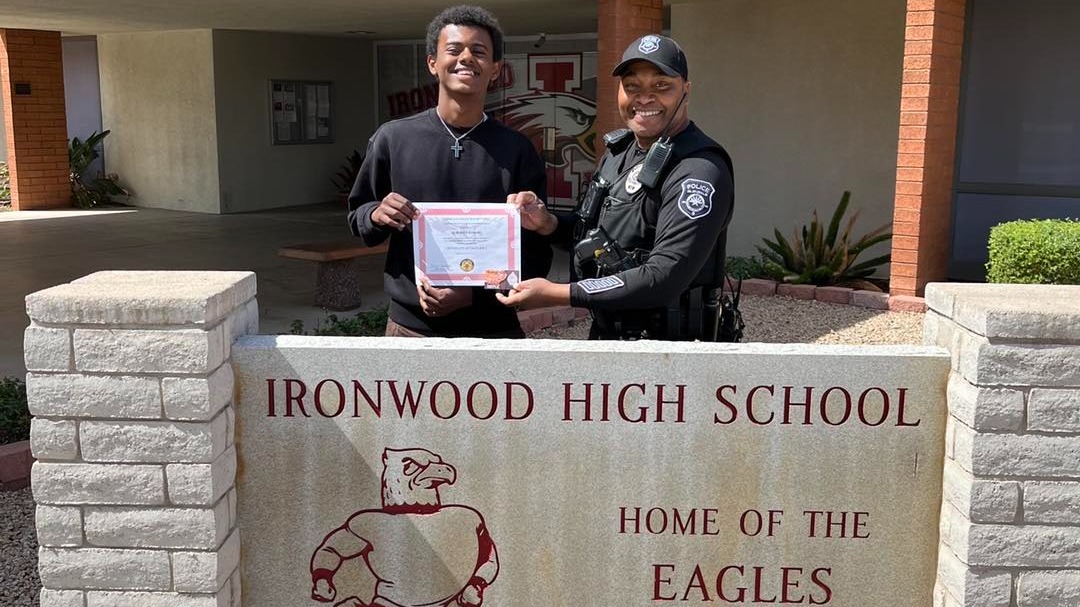 Picture of Officer Sydnor and a student who received an award from him.
