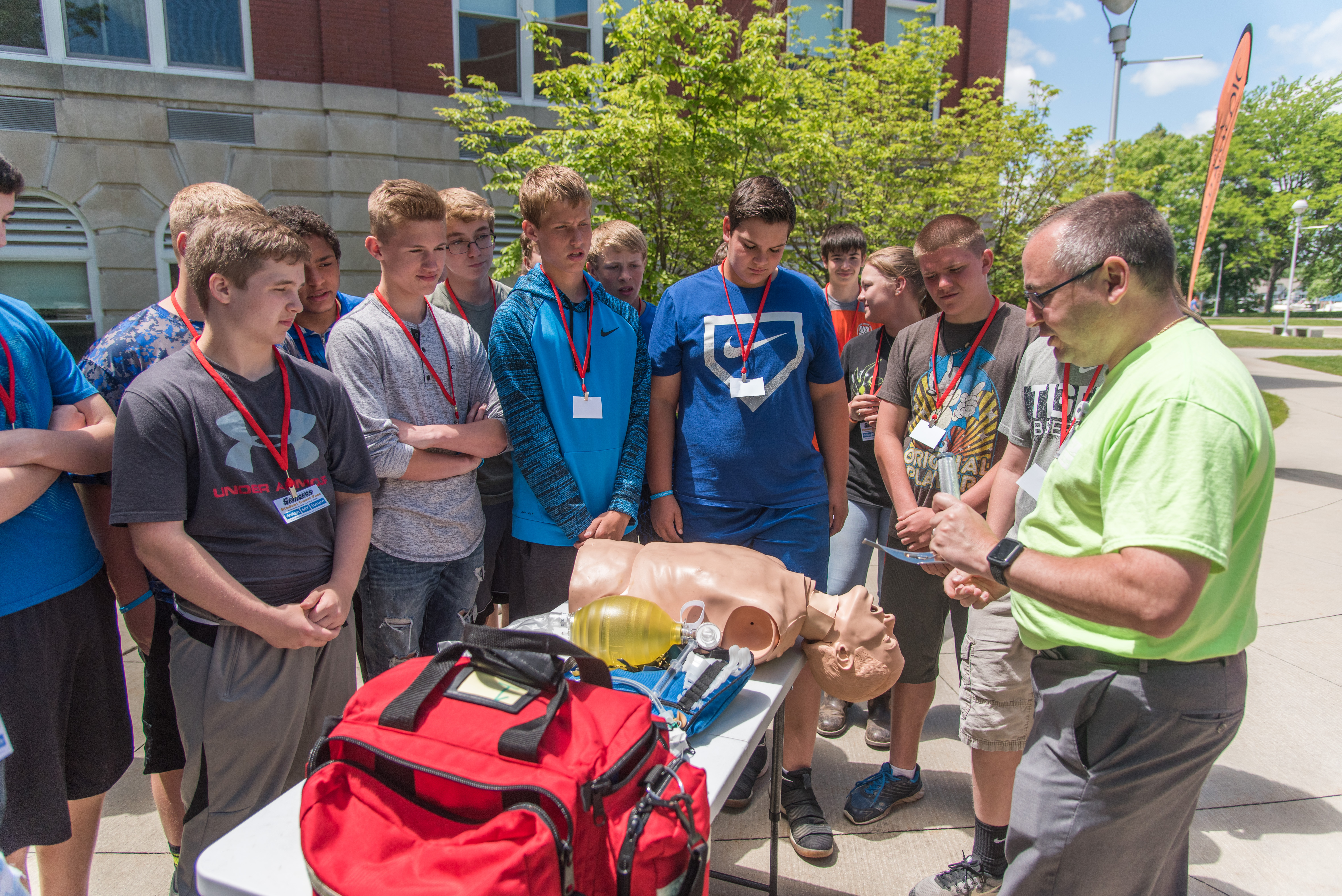 Students stand outside SC4 during 8th grade tours