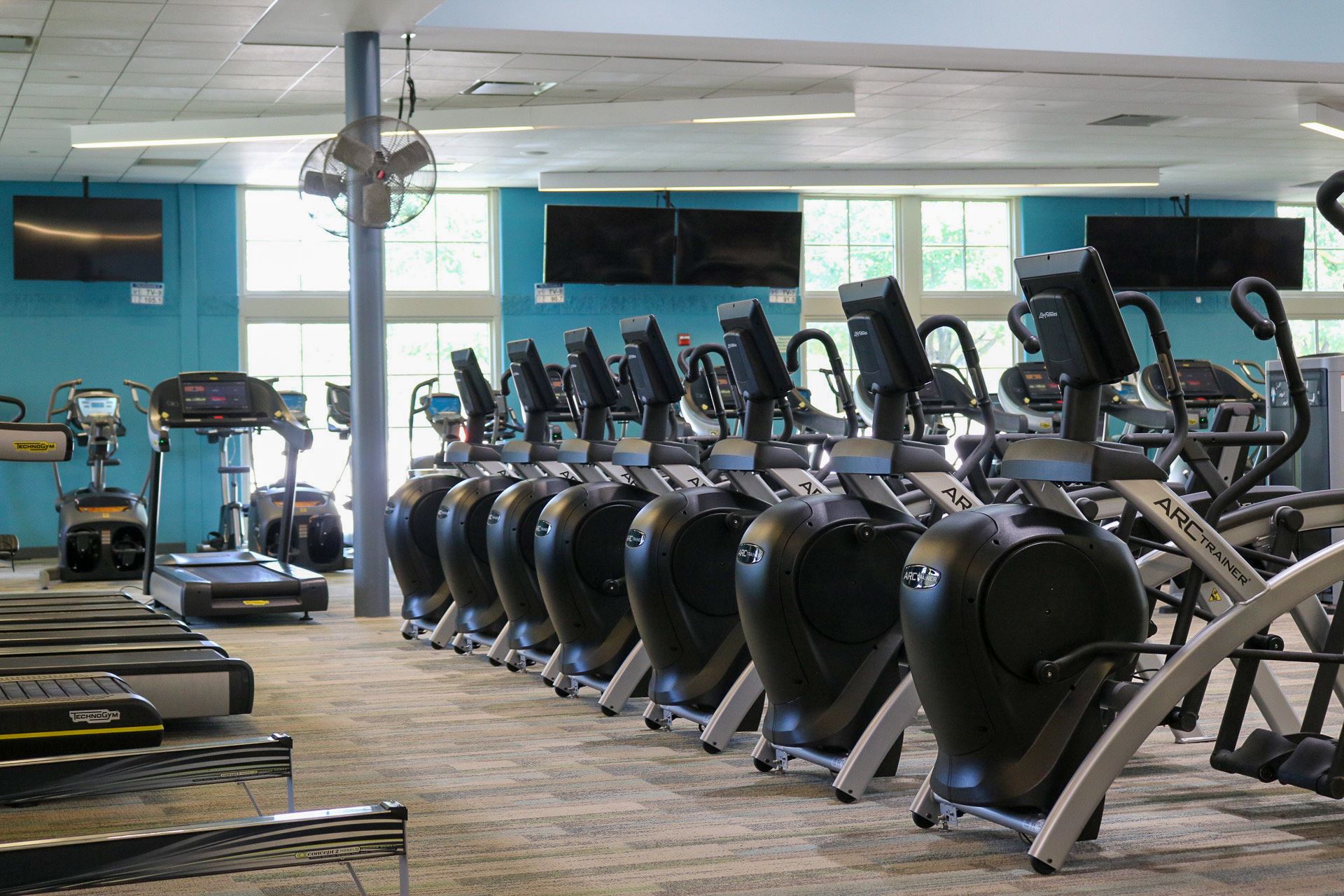 Pictures of the fitness room and its machine