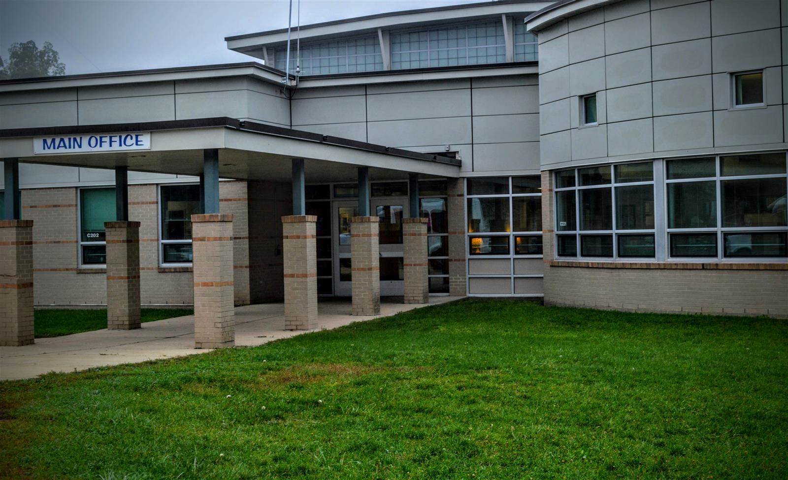 Lakewood Elementary front entrance 