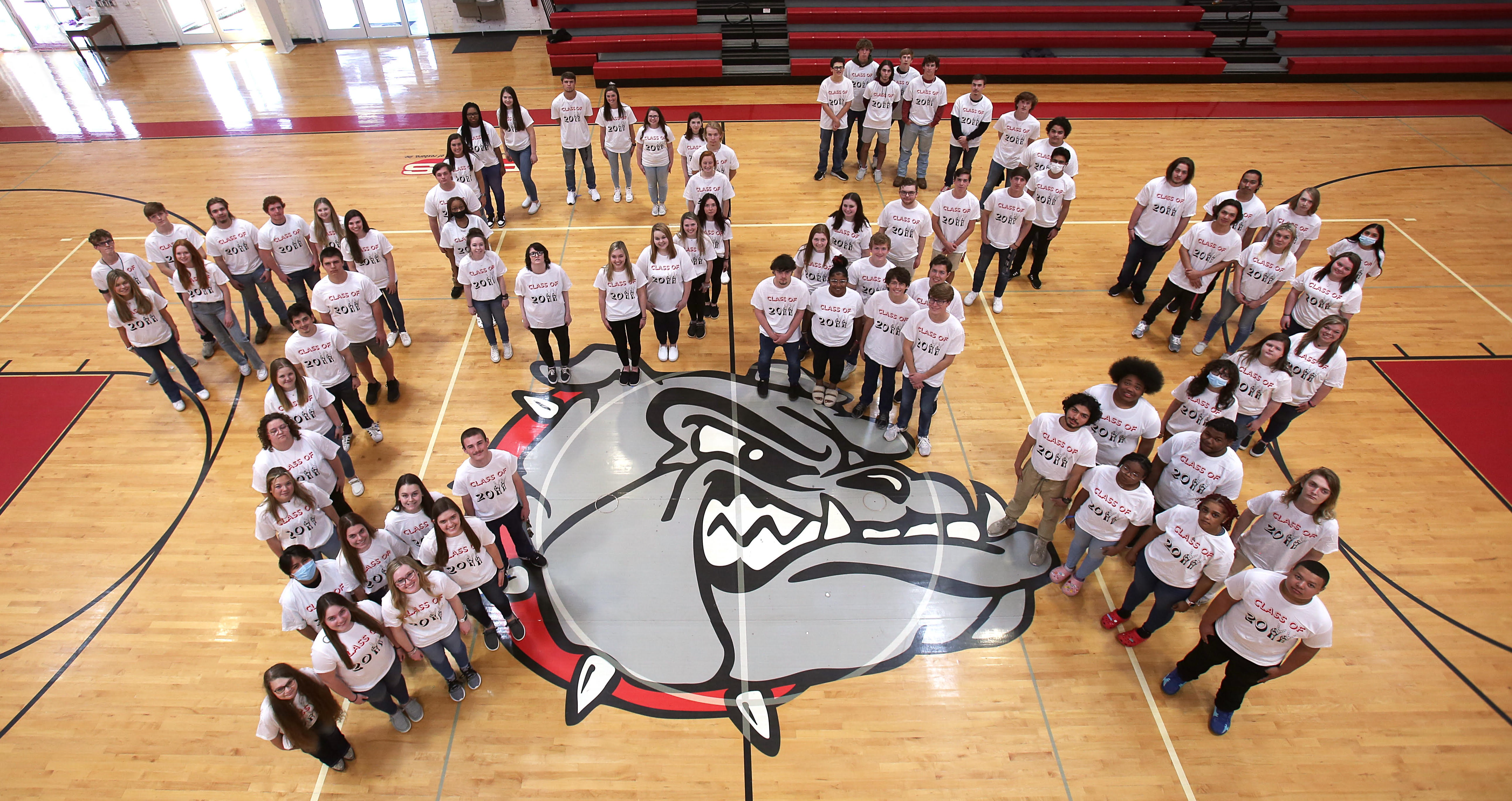Students in the class of 2022 pose in white t-shirts and for me the number 2022