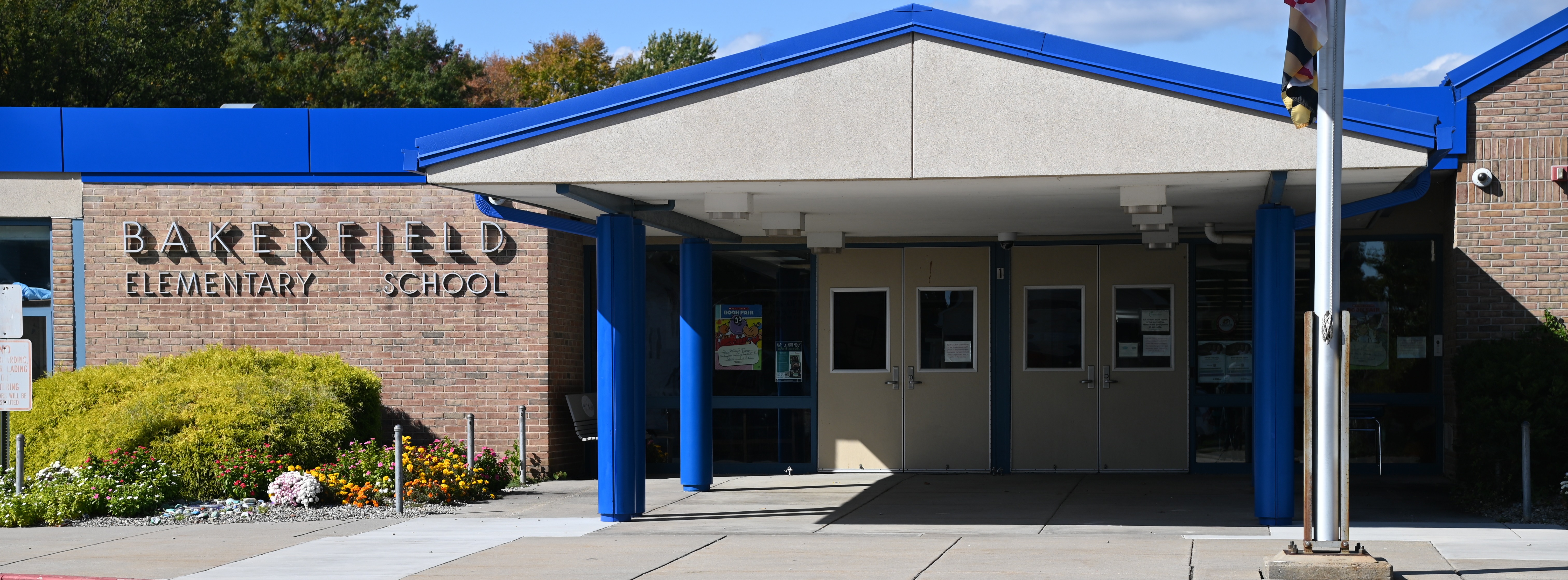 Photo of the front of Bakerfield Elementary School