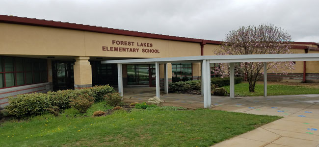 Forest Lakes Outside School Picture