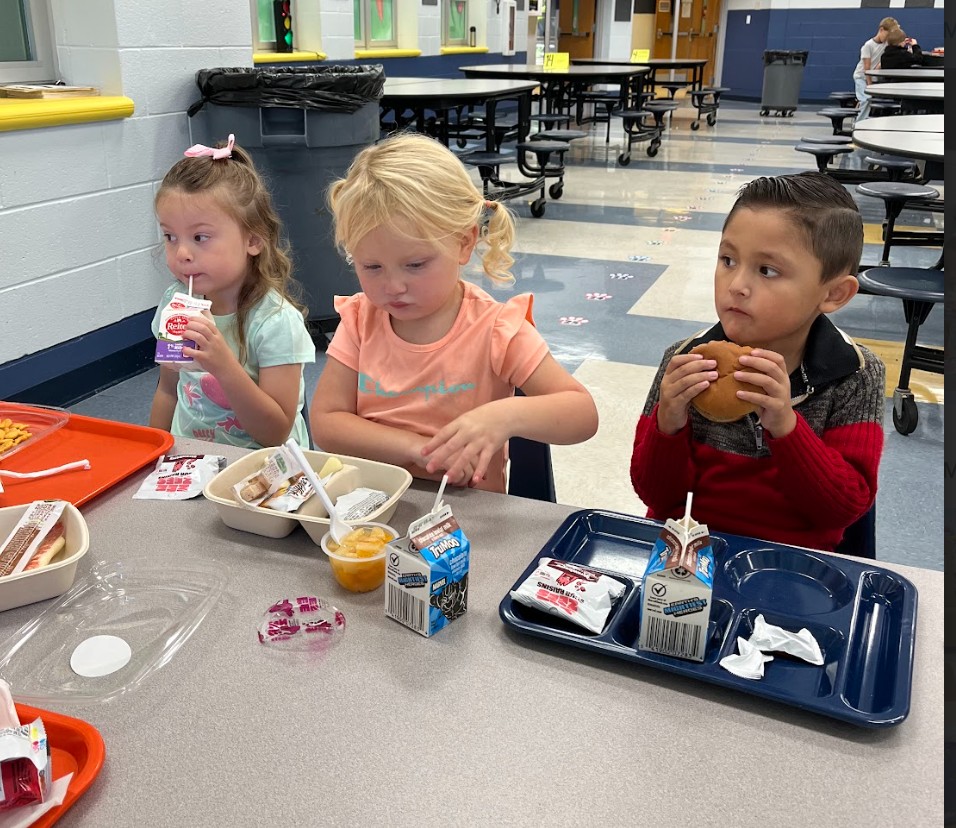 preschool students eating lunch