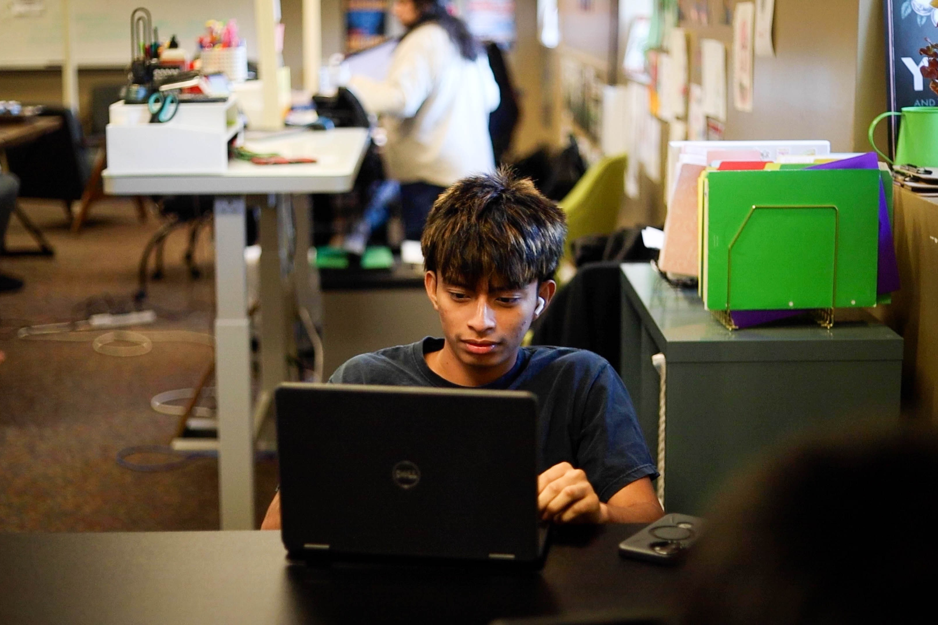 A students looks forward at his computer.