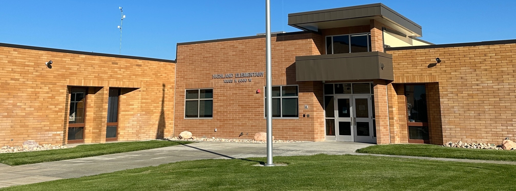 Photo of Highland Elementary and the main entrance to the school