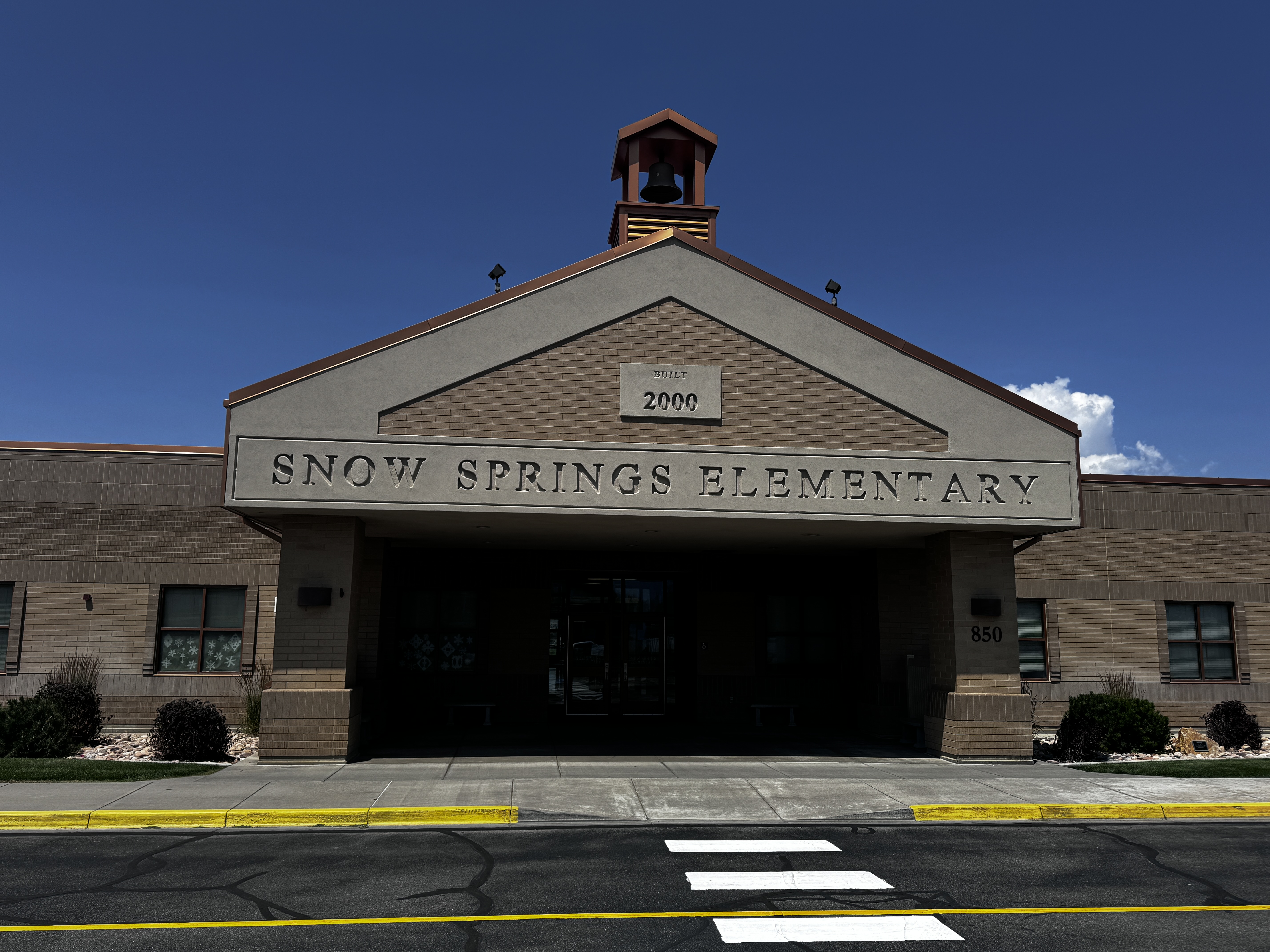 Snow Springs Elementary building with brown brick and blue sky.