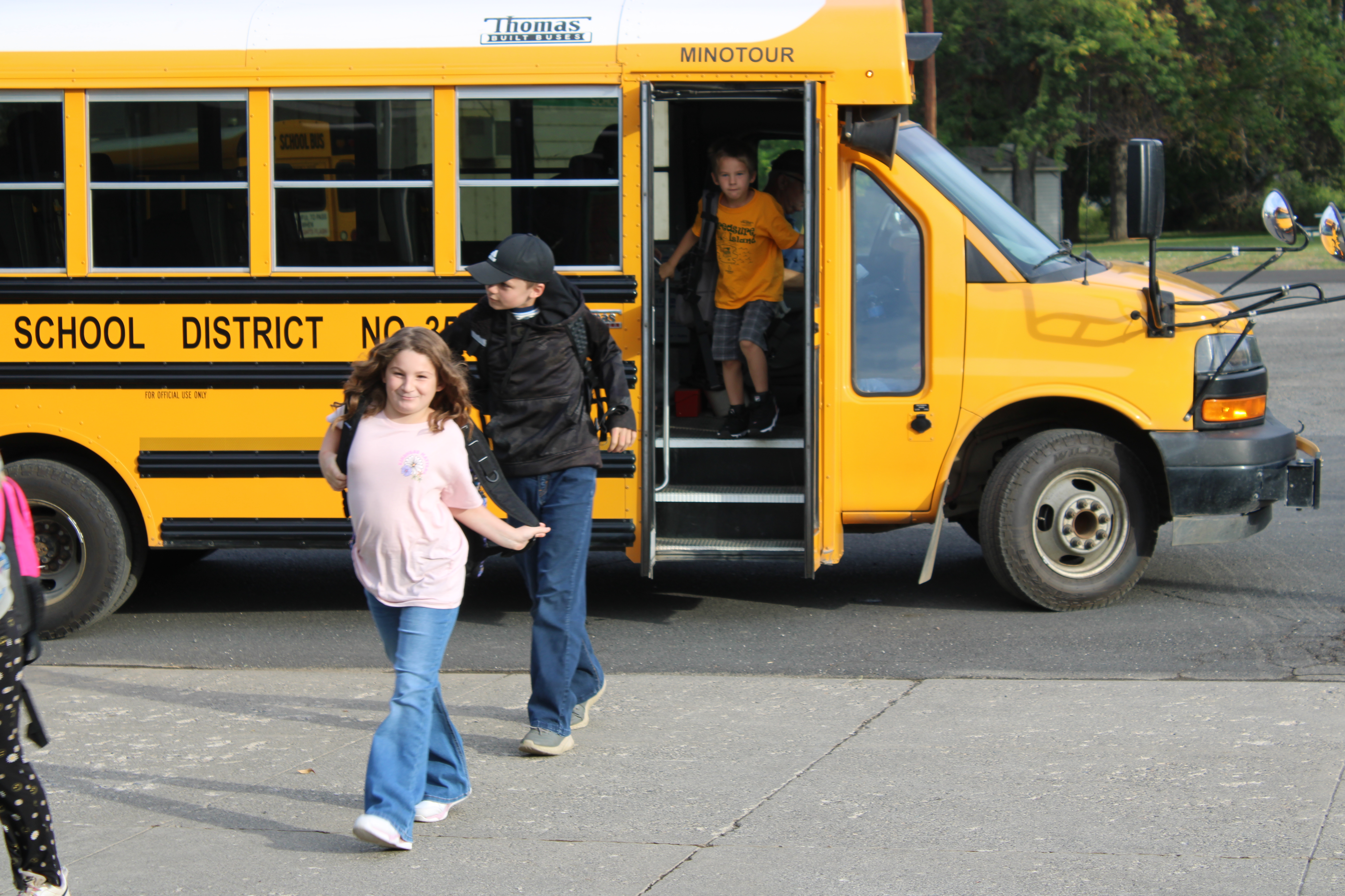 students getting off of bus