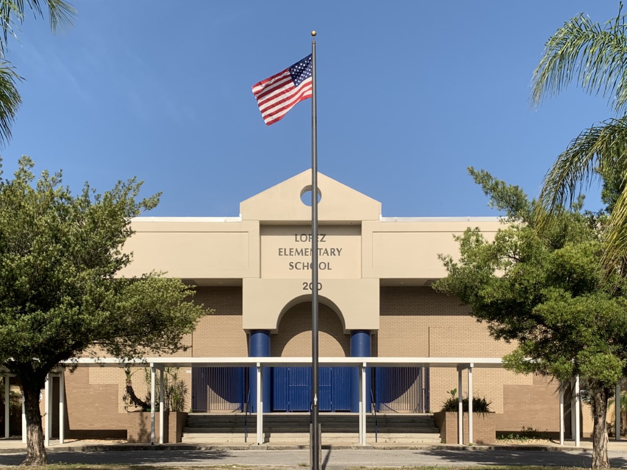 Lopez Elementary front of school