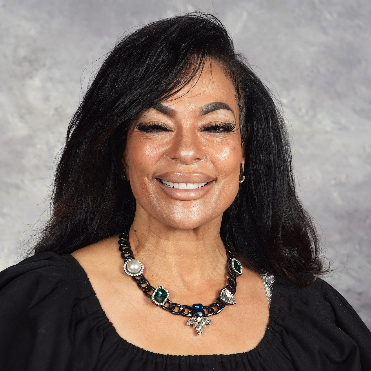 Shonda Flores, Principal