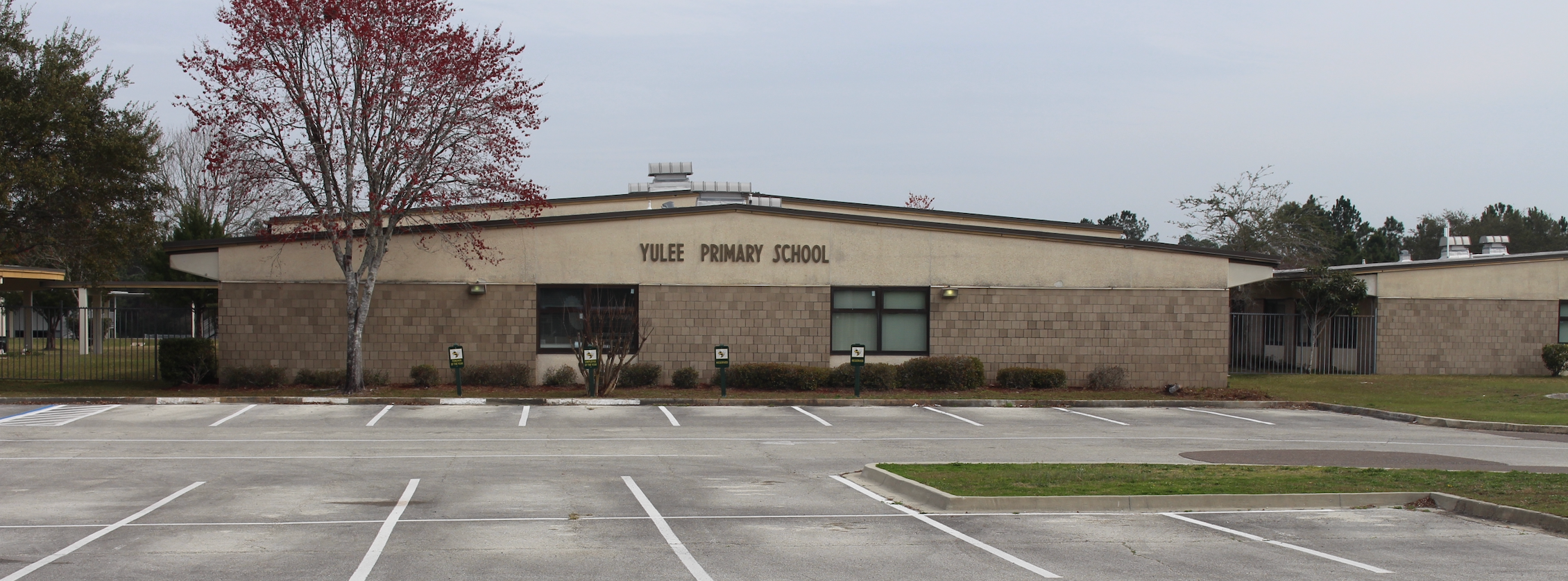 Front exterior of Yulee Primary School building.