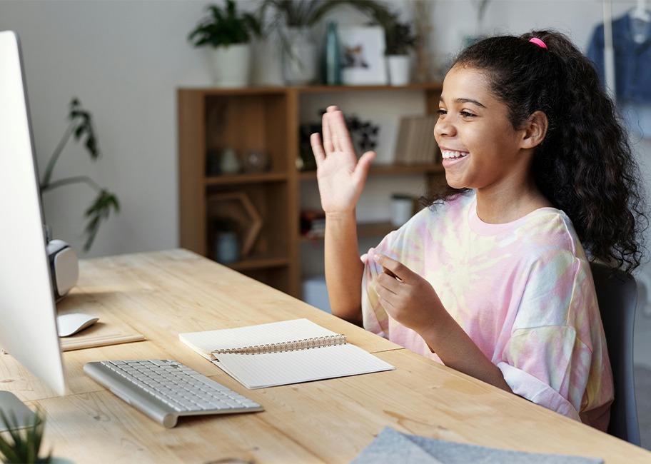 Student participating in an online class live