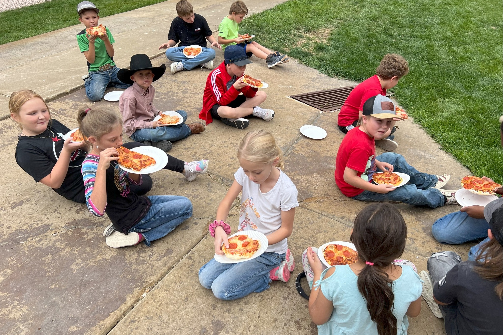 Students eating pizza