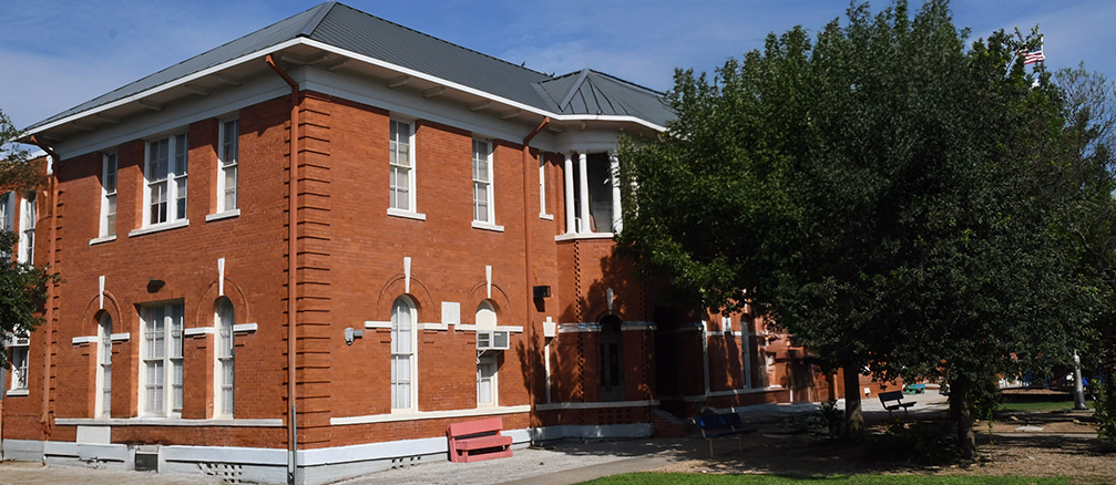 Picture of Smith Elementary School Building with a tree in front of it